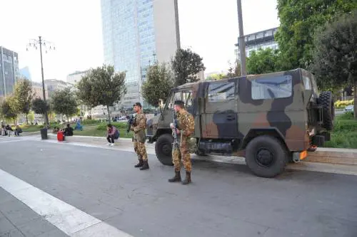 Immigrazione e poche regole: così i militari non possono difendersi