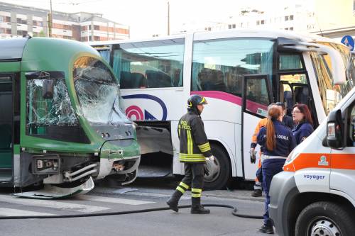 Milano, pullman si scontra contro un tram: passeggeri feriti