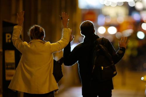 Indifesi e con le mani in alto: ci siamo arresi in casa nostra