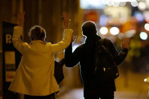 Indifesi e con le mani in alto: ci siamo arresi in casa nostra