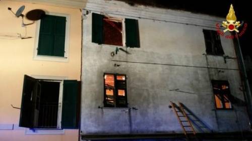 Genova, brucia e crolla la casa: genitori e bimbo si lanciano dalla finestra