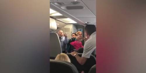 Mamma col bimbo piange: "Lo steward mi ha colpita". Rissa sfiorata in volo