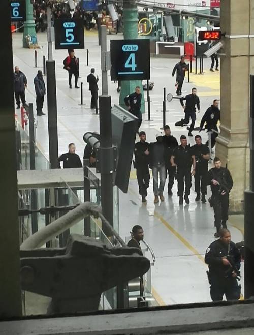 Ancora tensione a Parigi: uomo col coltello in stazione