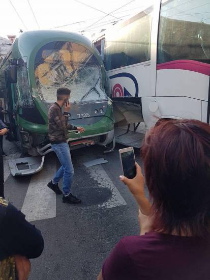Milano, pullman sperona tram: immigrati nordafricani sciacalli tra i feriti