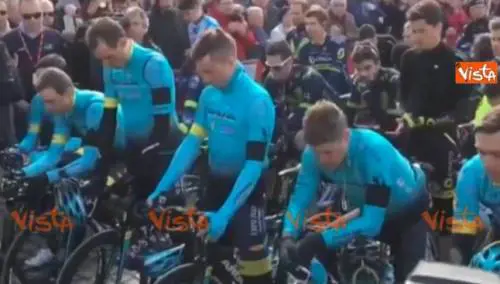 I compagni di Scarponi in lacrime alla Liegi-Bastogne-Liegi