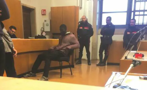 Mamadou in tribunale tra follia e rabbia: "Il mio difensore è Dio"