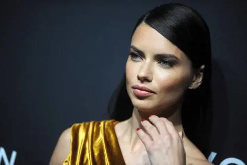 Adriana Lima in oro: gli spacchi sono vertiginosi