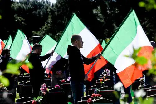 Tricolore vietato per i morti di Salò