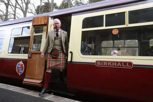 Principe Carlo veste il kilt durante una visita reale in Scozia
