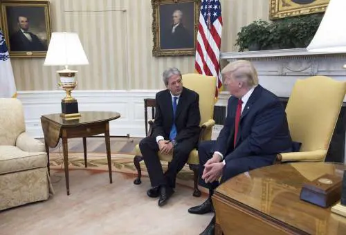 Trump: "Ho detto a Gentiloni di pagare. ​E l'Italia darà più soldi alla Nato"