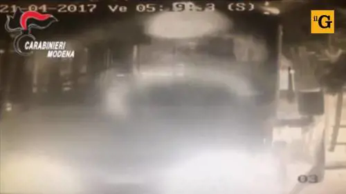 Notte di vandalismo a Carpi. Minibus come arieti contro scuola