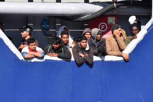 Migranti, la Cei difende le Ong: "Accuse ipocrite e vergognose"