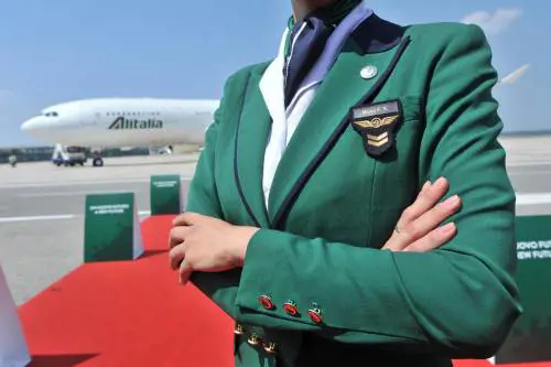 Alitalia, prestito da 600 milioni. Calenda: "Agli italiani è già costata 8 miliardi"