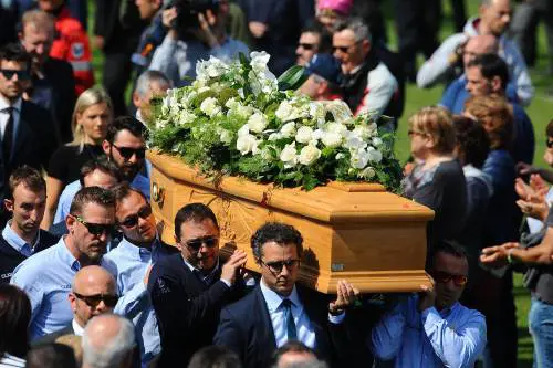 L'ultimo chilometro di Scarponi tra due ali di folla