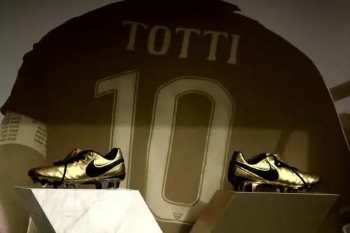 Totti lancia le sue nuove scarpe da gioco