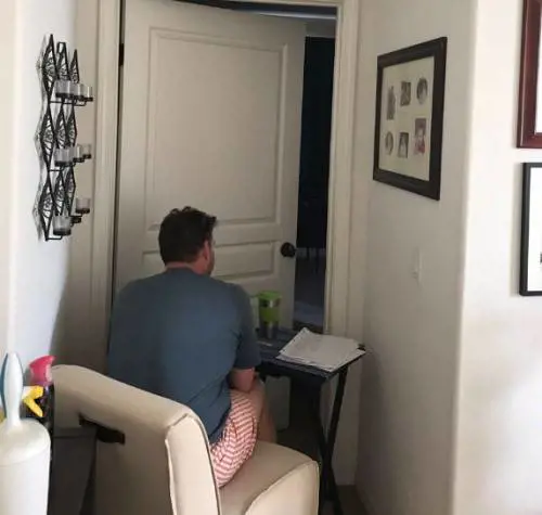 Così Jon tiene compagnia alla moglie in isolamento per la radioterapia