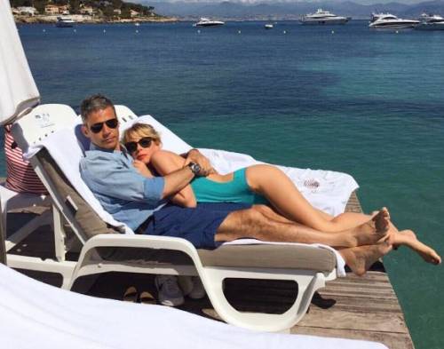 Alessia Marcuzzi in vacanza con la famiglia ad Antibes