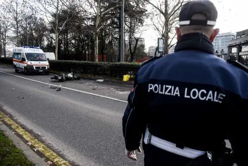 Un vigile urbano ucciso a colpi di pistola davanti casa