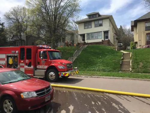 La casa va a fuoco ma il proprietario torna indietro per salvare le birre