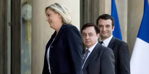 "Una donna d'acciaio nella grafia della Le Pen"