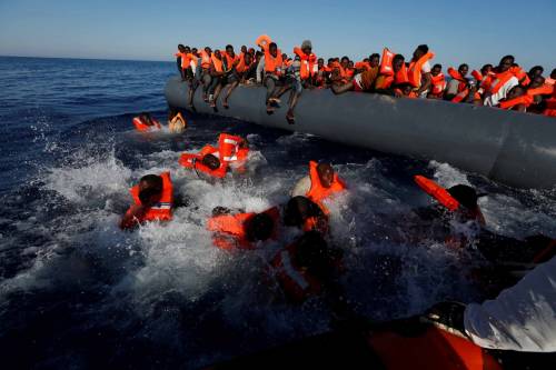 Il dossier di Frontex sulle Ong: "Contatti diretti con i barconi"