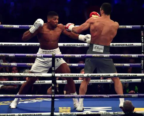 Boxe, Joshua è campione del mondo dei pesi massimi: Klitschko va ko dopo 11 riprese
