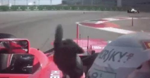 Formula 1, Vettel fa il dito medio a Massa