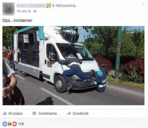 Corteo cannabis, manichini choc: poliziotti investiti sul camion