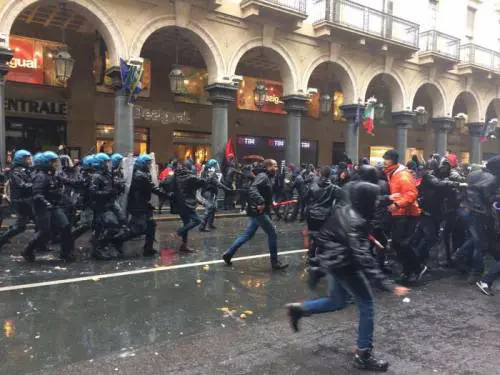 Si scontrarono con gli agenti: il giudice libera gli antagonisti