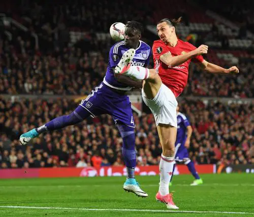 Ibrahimovic, operazione ok: "La sua carriera non è a rischio e tornerà a giocare"