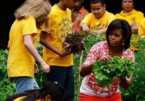 Trump rottama il "cibo sano" a scuola imposto da Michelle Obama, ma detestato dai ragazzi