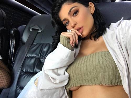 Kylie Jenner, seno in mostra su Instagram