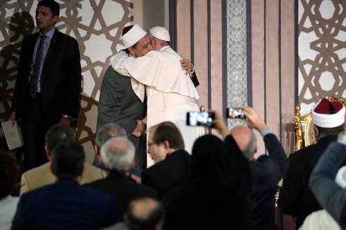 Il Papa dopo la visita al Grande Imam: "Dal dialogo con l'islam nasce la pace"
