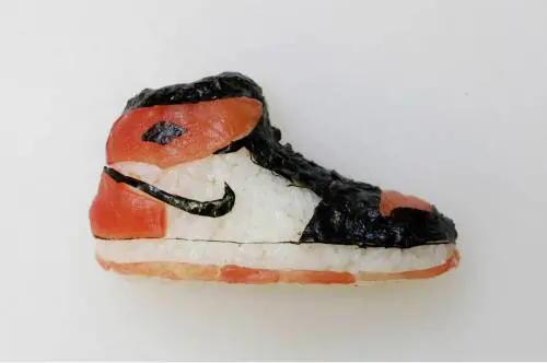 Lo chef che prepara scarpe di sushi