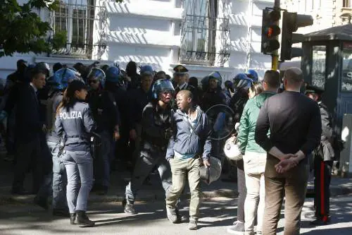 Roma, ambulante muore durante i controlli. Senegalesi scatenano la rivolta