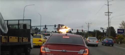 Usa, aereo si schianta in autostrada davanti alle auto ferme al semaforo