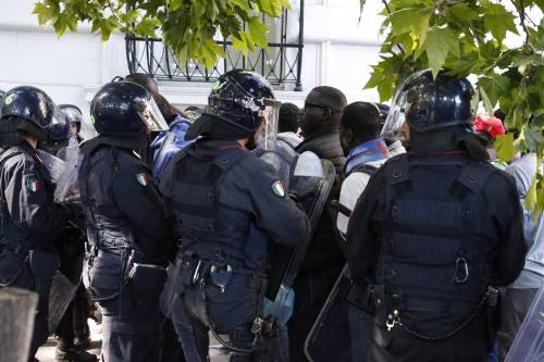 Roma, ambulante muore durante i controlli. Senegalesi scatenano la rivolta