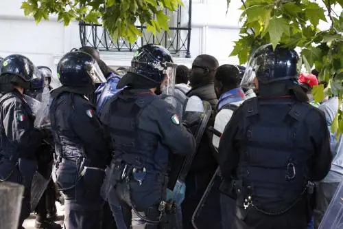 Roma, ambulante muore durante i controlli. Senegalesi scatenano la rivolta