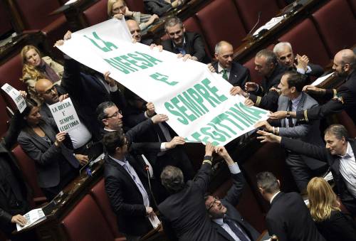 Si può sparare ai ladri, ma solo di notte. Il sì alla legge tra le proteste