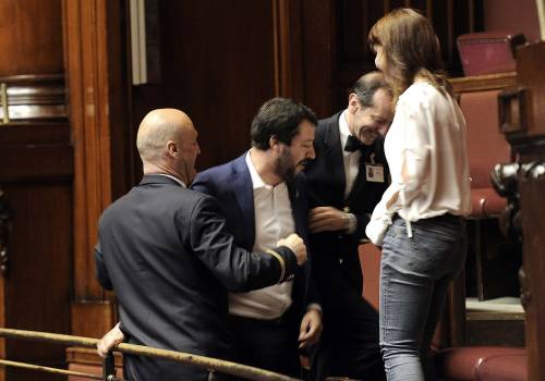 "Vergogna!". E Salvini viene allontanato dall'Aula