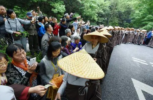 Cina, oltre 400 monaci in tour per beneficenza