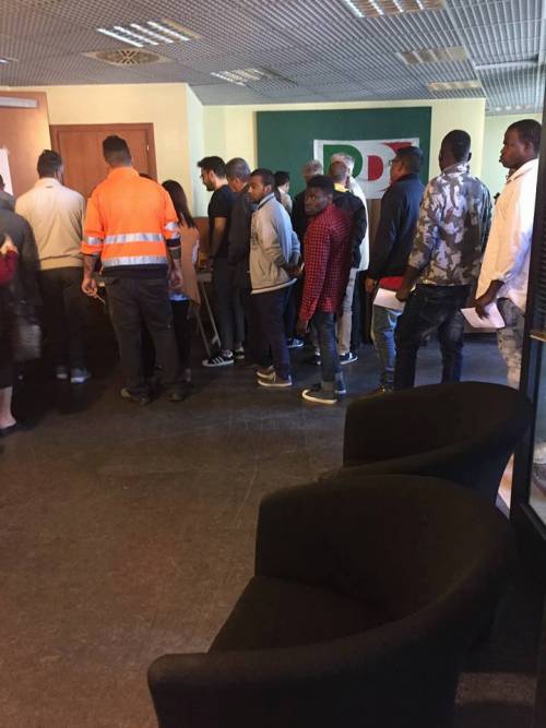 Immigrati in fila pro Renzi I pm indagano sulle primarie