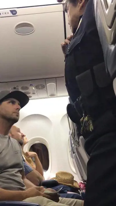 Si rifiutano di cedere posto del figlio di 2 anni: cacciati dall'aereo