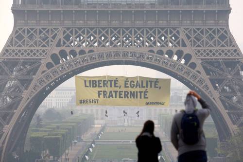 Francia, striscione di Greenpeace sulla Tour Eiffel contro Marine Le Pen