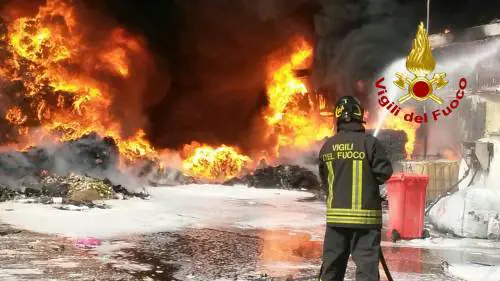Pomezia, maxi incendio in un deposito di plastica: "Non uscite di casa"