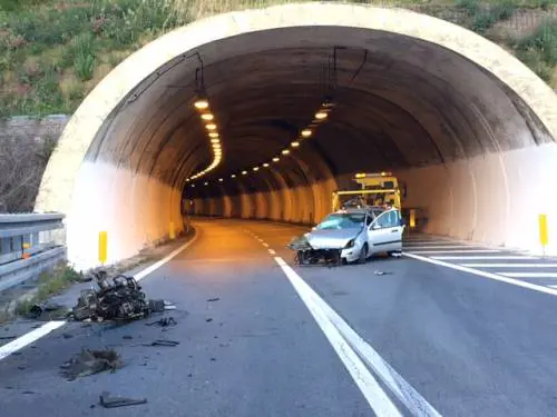 Senza patente e drogato si schianta in autostrada: "Guidava un senegalese"