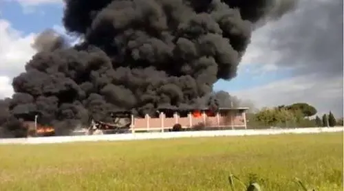 Maxi incendio a sud di Roma. Timori per diossina e amianto