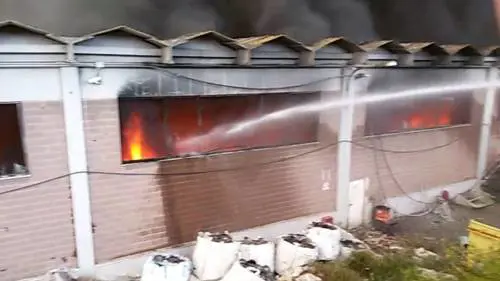 Pomezia, i vigili del fuoco al lavoro per spegnere il rogo