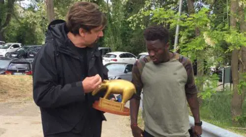 Muntari rifiuta il tapiro di Striscia la notizia. Staffelli rimane senza parole