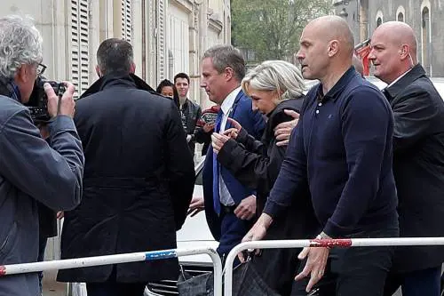 Uova e fischi contro la Le Pen: fuga dalla cattedrale di Reims
